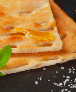 Класическа хрупкава фокача с маслиново масло foto