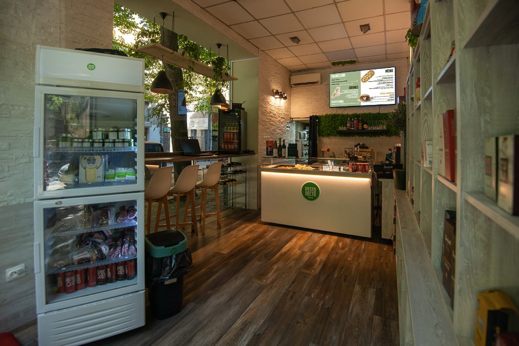 Италианска пицария и магазин София — интериор Pesto Store, take away и продукти от рафта