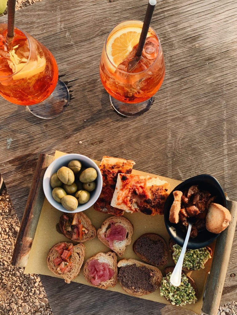Aperitivo italiano: spritz e stuzzichini al tavolo