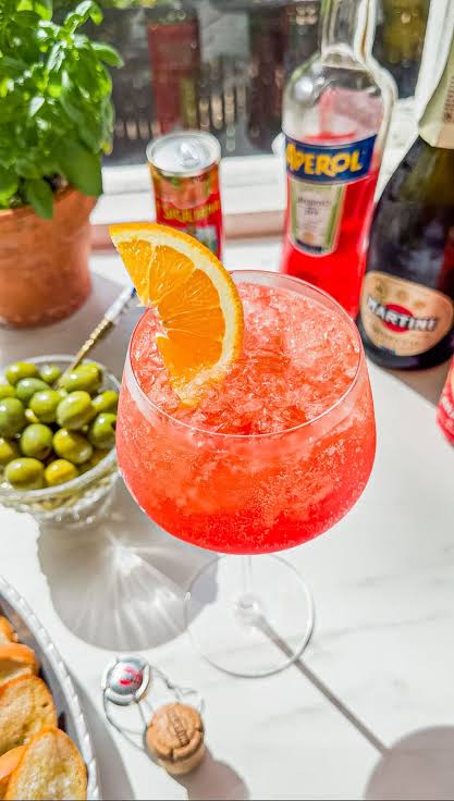 Spritz con Aperol, Prosecco e olive - variante piu nota dell'aperitivo