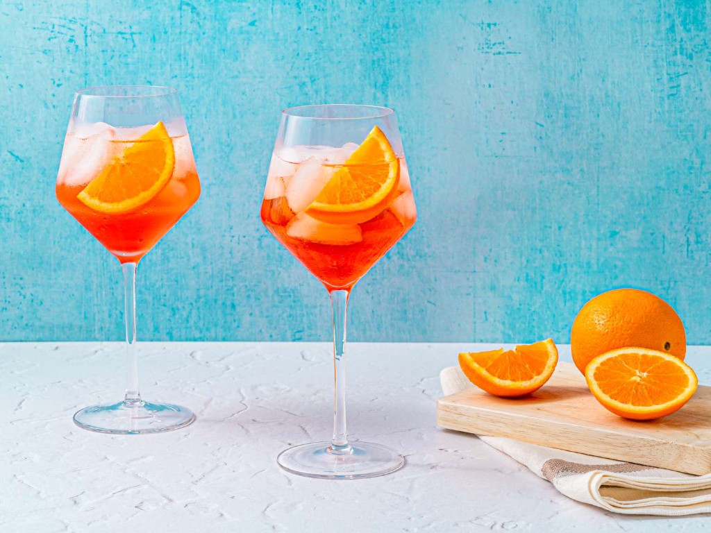 Due calici di spritz all'arancia - rituale dell'aperitivo